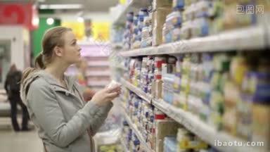 一位年轻的女士正在没有明显商标或标志的<strong>购物</strong>中心为她的孩子挑选食物